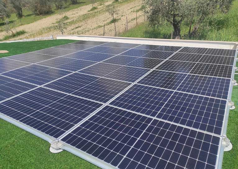 pannelli-fotovoltaici-supportati-da-piedini-k